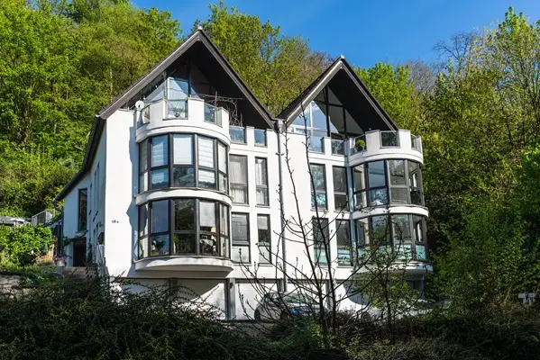 Moderne Wohnanlage mit Balkonen und Grünflächen