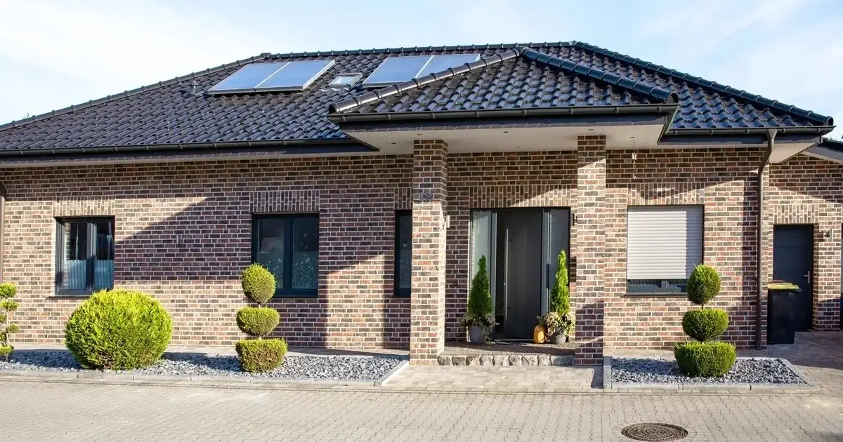 Modernes Einfamilienhaus aus Backstein mit Vorgarten
