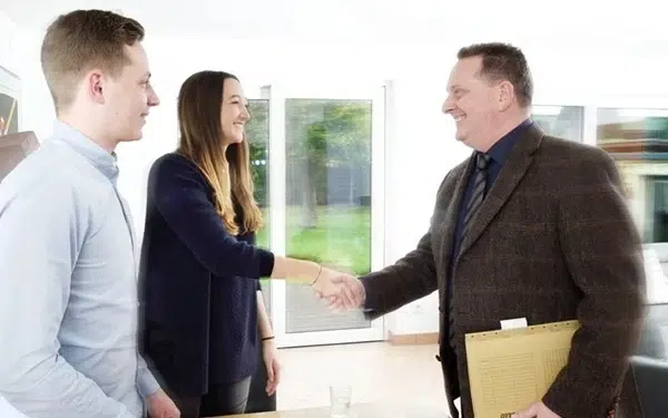 Immobilienmakler Raimund Klein bei der Arbeit