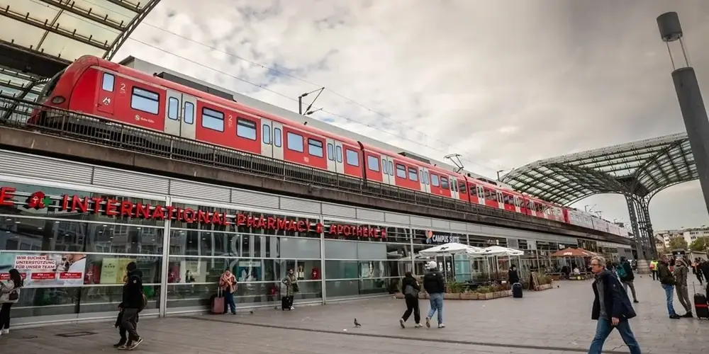 S-Bahn am Kölner Hauptbahnhof.