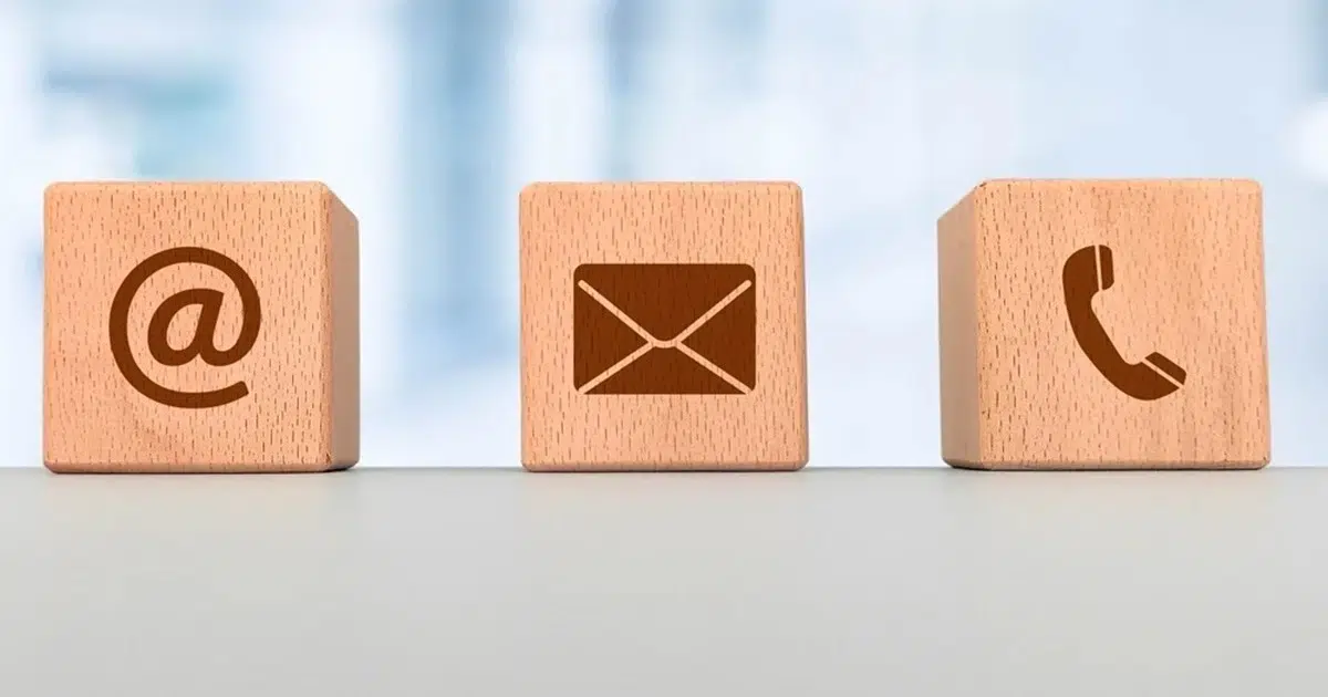 Symbole für E-Mail, Telefon und Kontakt auf Holzklötzen