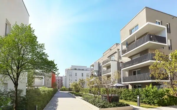 Moderne Wohnanlage mit Sonnenschein