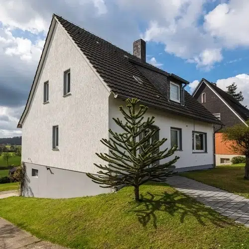 Mehrfamilienhaus in moderner Architektur.