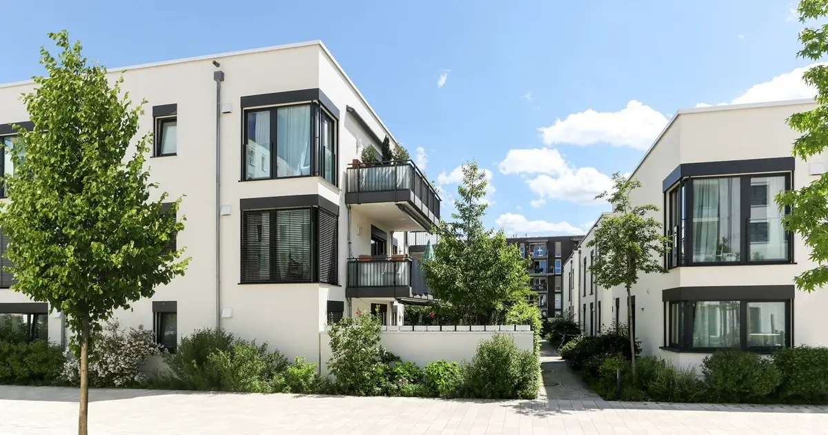 Moderne Wohnanlage mit Balkonen und Grünflächen