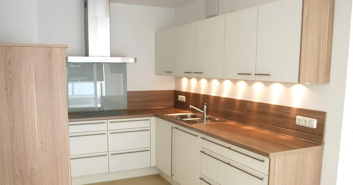 Moderne Einbauküche mit Holzfronten