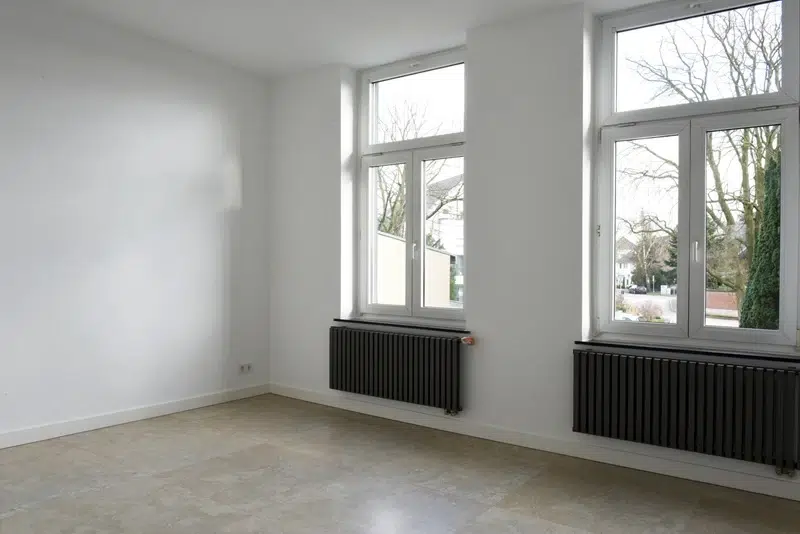 Helles Zimmer mit großen Fenstern