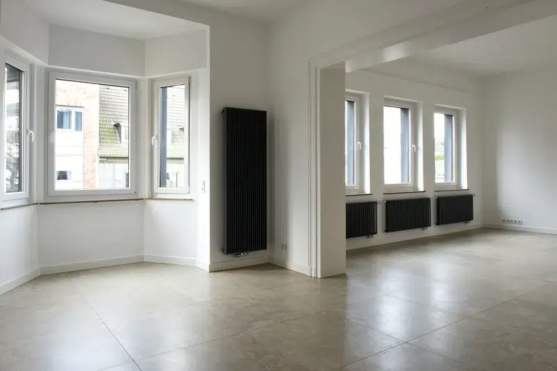 Offenes Wohnzimmer mit großen Fenstern