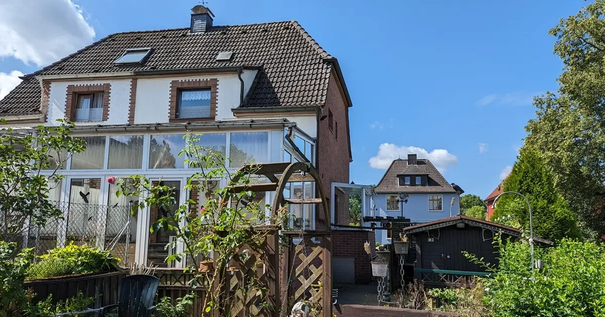 Rückansicht eines Hauses mit Wintergarten