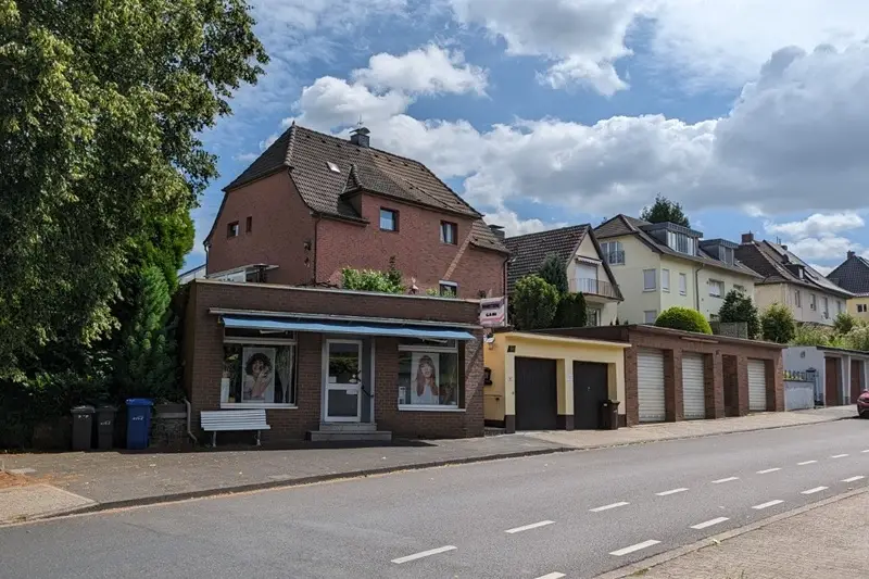 Wohn- und Geschäftshaus mit Garagen in Langenfeld