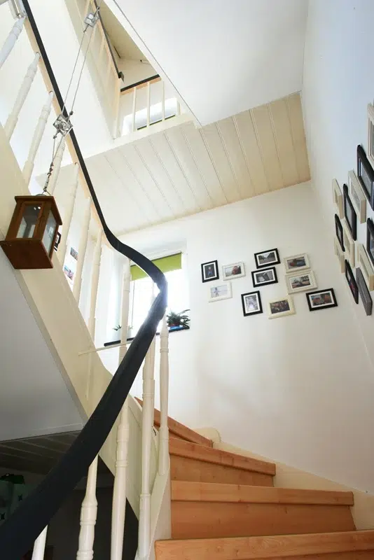 Helles Treppenhaus mit Galerie und Bildern
