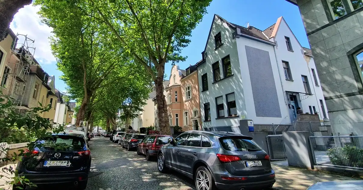 Wohnstraße mit sanierten Mehrfamilienhäusern in Langenfeld