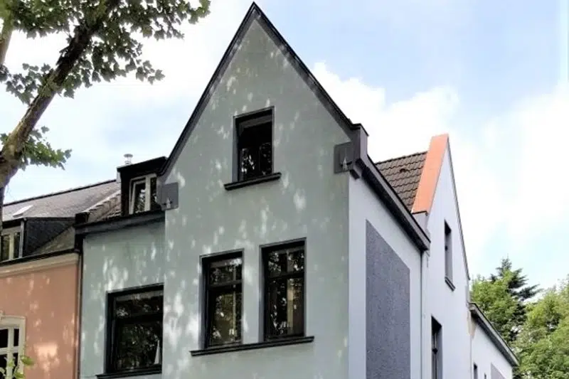 Wohnhaus mit Satteldach und heller Fassade