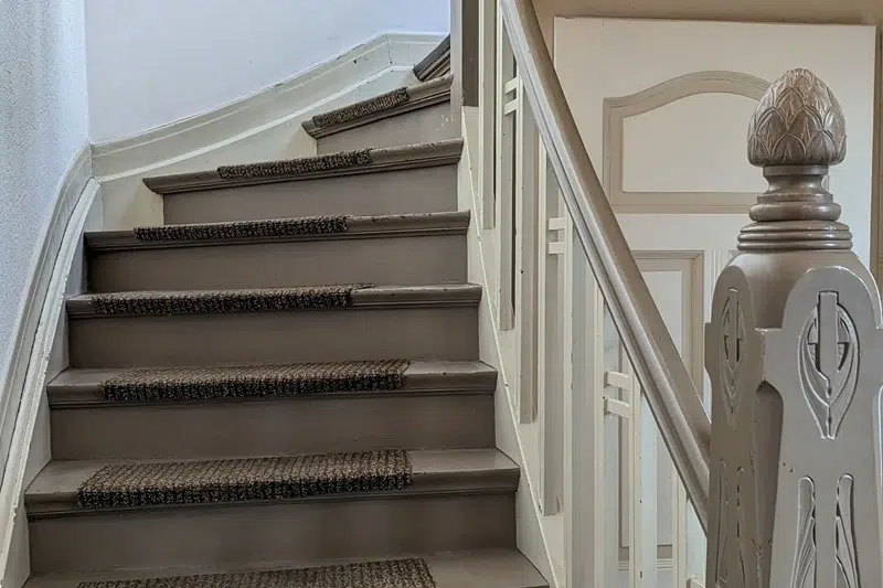 Holztreppe in historischem Wohnhaus