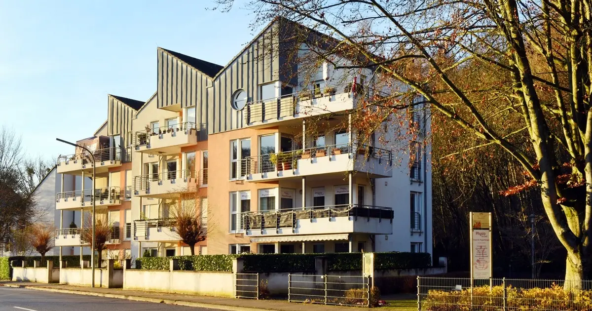 Mehrfamilienhaus mit Balkonen