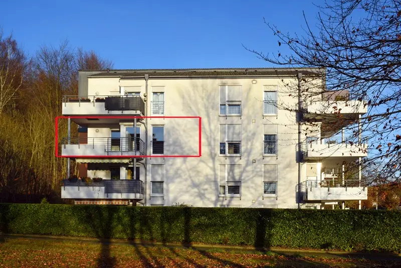 Mehrfamilienhaus mit markierter Wohnung