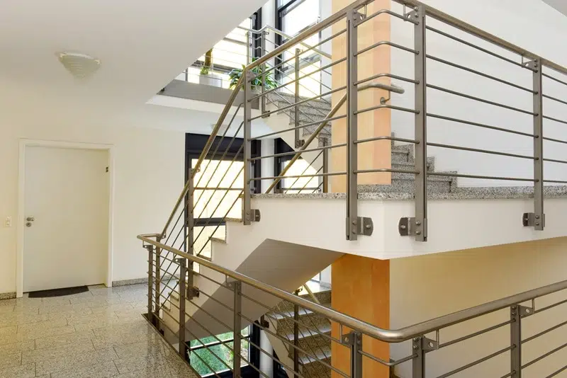Helles Treppenhaus mit Geländer