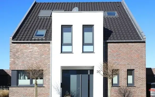 Immobilienverkauf Modernes Neubau-Einfamilienhaus mit Klinkerfassade.