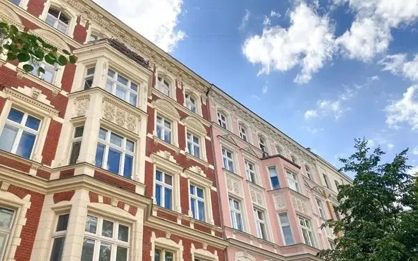 Historisches Mehrfamilienhaus mit aufwendiger Fassade zur Immobilienvermietung