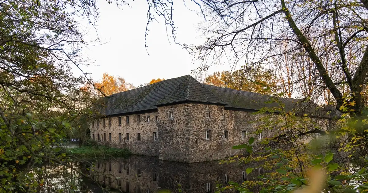Historisches Wasserschloss im Grünen. Immobilie in Langenfeld.